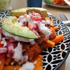 This dish is so satisfying! It is soft, spicy, crunchy, sour and creamy, a true explosion of taste at the first bite! And it also feels quite healthy. 