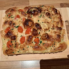 My first ever focaccia, made it with mozzarella and garlic butter filling. Turned out amazing! Made half of it without tomatoes due to my boyfriend request, he doesn't know what he is missing!