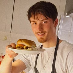 Very nice burger, everytime i make it it's people's favourite burger :) Spice it as you wish, I used Paprika, Salt, Pepper, Chilli flakes, Beef seasoning & garlic
