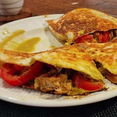 Really great meal for lunch or even dinner if you make enough, The sauce is a bit tricky to nail, you want to make it a bit thick, it's a bit hard to rotate it without spilling stuff in the pan (it was for me lol) but try it out!