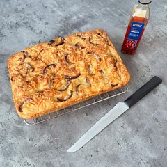 First time baking bread at home, decided to give this recipe a go as it looked easy to follow! Went for gruyere and red onion and tried adding a little spice with this ALDI chilli infused olive oil 😎 super happy with the outcome!