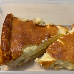 Dieser Kuchen schmeckt unglaublich gut, leider ist er bei mir nicht so schön geworden da ich ihn unter Zeitdruck nicht lange genug abgekühlt habe. Mindestens 2 Stunden vor Verzehr sollte er abkühlen. (Was im Rezept aber richtigerweise Vermerkt war - es war also mein Fehler) jedoch schmeckte er trotzdem köstlich und das Rezept war sehr einfach. Ich werde Ihn nochmal machen :)