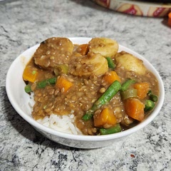 Very hearty and filling, great budget meal! A bit bland though, I added onion and garlic powder and a extra stock cube. Also greenbeans, but just because I had them on hand :)