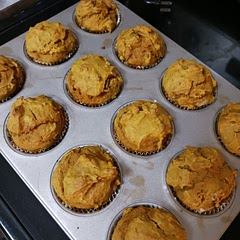 Super simple! Makes exactly 12 muffins with filled cups to the brim. I added walnuts/pecans. More spice could be nice!
So big & Fluffy!!