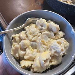 so quick and easy! inspired to try it with different condensed soups and tortellinis