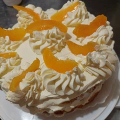 I just whipped some cream with 1 tsp of icing sugar and filled the cake with the cream and added more peaches in the middle
