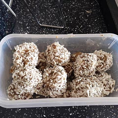 I didn't have any matcha ingredient so I used a macha tea bag & then the coconut. I also didn't have any coconut syrup or coconut oil so I used water instead. These taste lovely 😍 & I'm very happy with the result. 😋