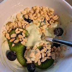 Added a bit of crisp by adding a few rice krispies, matcha & the honey combined made such a yummy flavour. Super delicious way to start the day!!