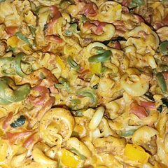 Muy rica , nosotros en lugar de pollo usamos chuleta, algo de tocino y agregamos pimientos, la combinación de sabores es deliciosa