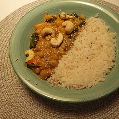 Sehr gutes vegetarisches Curry, würde ich öfter machen. Am Besten ist es wenn man anstatt Currypulver, Currypaste verwendet und es ist viel übergeblieben.