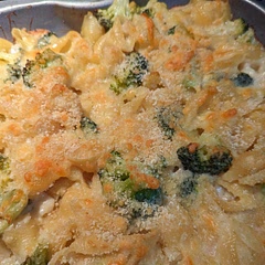 I think it is a tiny bit too much pasta for the amount of cheese sauce. Other than that, it was quick and easy
