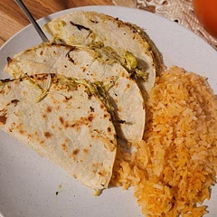 I LOVEE the green salsa! I may have overcooked the chicken, but it was still good. My husband is a fan 🤍