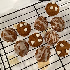 They’re very simple to make and very fally :)
I added white chocolate chips to some and made a glaze for some.