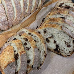 As soon as I saw this recipe on Instagram I COULD NOT stop thinking about it... I had to try it 🥹🥹🥹 used Lacey's inclusion method in a cinnamon raisin sourdough loaf (also Lacey's recipe!) It came out really nice and I've never had a loaf go wrong using Lacey's recipes 🩷