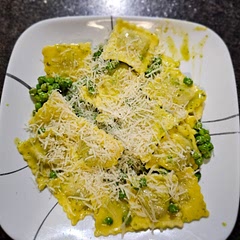 What a fast and delicious dinner. Kids enjoyed it too. We used fresh spinach and cheese   Ravioli. 