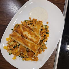 Ich persönlich würde mehr Hirtenkäse und mehr Joghurt verwenden als im Original Rezept. Die Fetaröllchen sind super knusprig und lecker. Tolles Rezept. 