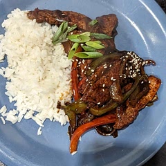 The steak felt a bit overcooked and chewy, so I'd really limit the cooking time to the absolute minimum. Other than that, the sauce thickened up nicely and everything tasted pretty good (if mild)