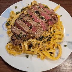 Ein herrliches Rezept. Man sollte sich beim Braten der Steaks allerdings nicht genau an die Zeitangaben im Rezept halten, denn die ideale Bratzeit hängt stark von der Dicke des Steaks ab. 
