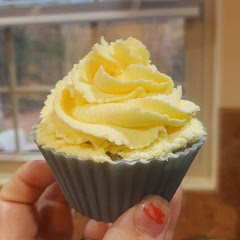 I used vanilla instead of white chocolate pudding
It is very good and holds its shape well. I personally don't like very sweet icing, and although this one isn't too terribly sweet, I think next time I will still try a little less sugar. 