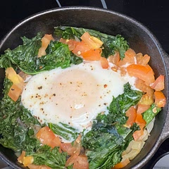 Did a single serving with fresh kale and tomatoes cause that’s what I had on hand. Also added onions. Will probably add cheese next time. 😋