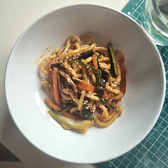 I used whatever ingredients/veggies I could find in the fridge so I'm calling this the inside-the-fridge yakisoba! Yummy & nutritious lunch/dinner menu for lazy uni students like me lol