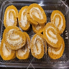 Was sooo good.... next time I'll have to be a little bit more patient about adding the cream cheese frosting after it cools so I can get that beautiful swirl
