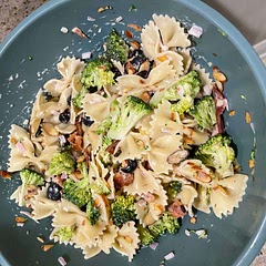 Had to improve a bit because the produce market didn’t have grapes or red onion. I used shallots and blueberries, and it was actually really good!
