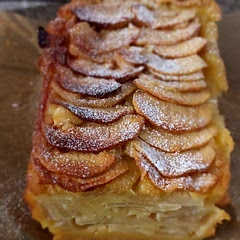 The texture is a bit soft..its not as firm as the classic apple cake.
Maybe i have to wait till its cool down before I can cut it...