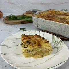 🎄 Potatoes + Gruyère = Pure Merry Christmas Feasting! 😋 
Fun fact: Mum’s not into garlic, so this gratin goes garlic-free. However, if you’re a garlic lover, go ahead and infuse that cream with some 🧄. 