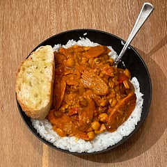 Ran out of naan :( used wavy carrot slices and added chicken and wayyyy more curry paste to make it somewhat spicy. Let it simmer to thicken as well. 