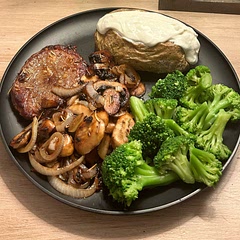 Super easy, I’ve not cooked steak like this before but this was easy and very yummy 😋