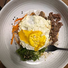 Used seaweed salad and carrots as the veggies, the meat was flavorful. Would make again
