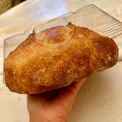 Who doesn’t love a fresh baked loaf of crusty bread, especially when the cold weather hits! Again, easy to follow recipe for deliciousness 🥖