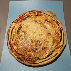 1:1 Ei, Schmand, Sahne
1 Ei, 50g Schmand/Frischkäse/Quark, 50 g Sahne/Kochsahne
Für 1 runde Form 4 Eier 
