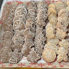 These cookies are delicious. I have made them for the second year in a row and they always succeed among my people ✨🎄❄️. They’re definitely a sugar bomb but once a year doesn’t hurt ahahah 🤍