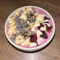 Avec des fruits rouges congelés, un peu amer, penser à mixer avec du sirop d’agave