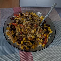 I added guacamole on top (blended avocado, tomato, onions and some lime juice) and mixed everything together, and honestly it's super tasty and filling