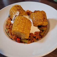 Die Maiskolben sind extrem lecker. Das Gericht hat lediglich eine leichte Schärfe.

Die Gewürzmischung Hello Cajun beinhaltet Paprika, Chili, Koriander, Pfeffer, Fenchel, Salz, Knoblauch, Zwiebeln, Thymian, Oregano. 