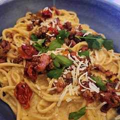 Swapped an alfredo for the tomato sauce and added some sundried tomatoes and parmesean. Yum!