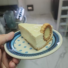 É muito boa, não fica doce por conta do limão e não é enjoativa. O biscoito tortinha vai ficar mole, então pra quem não gosta pode tirar, eu já fiz sem tb e ficou bom igual.