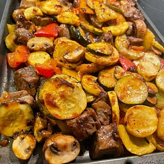 Used steakhouse marinade
Peppers, tomatoes, zucchini, yellow squash, mushrooms, steak