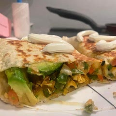 Chicken, shredded queso, pico de gallo, avocado