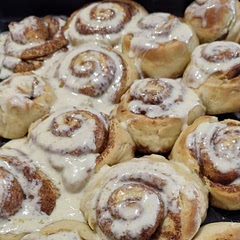 For the topping I used cream cheese mixed with butter and sugar, and it turned out just perfect. It was my first try making cinnamon rolls, the recipe is easy totally recommend 😁
