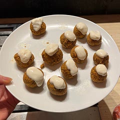 Didn’t have almond butter so used natural peanut butter + added Greek yoghurt (+honey) as a frosting !