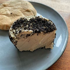 I made a few different attempts to cashew cheese from different recipies (or without) but this is the first time I am actually satisfied! Came out perfect😚
I used silicone muffin form and made 4 small cheeses.