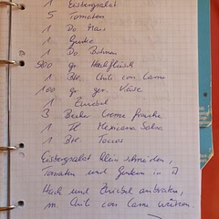 Schichten wie aufgeführt. Zum Abschluss Hackfleisch, Salsasoße, Creme Fraiche und geriebener Käse.