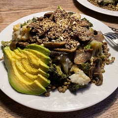 Super veggie is one of those recipes that surprise me the most with its brutal simplicity while delivering a complete, yet pristine taste. Its something that I could truly eat every day and is just unbelivably delicious. For best results, I prefer to steam the vegetables and fry the mushrooms in a pan with olive oil and garlic at low heat. I also like to add half an avocado sliced as garnish alongside with some wakame algae strips. The dressing (2limes+olive oil+apple sauce vinegar+cumin) makes it possible to completely eliminate salt, while keeping a spicy and fresh feel.