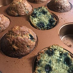 Quick and easy muffin— I would probably do 1/2 brown sugar- 1/2 granular next time around… and I’d add walnuts and chia seeds 🙃