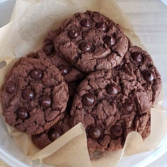 I dubbed the batch and added chocolate chips, had to add 2 extra eggs (I have small Polish eggs) and another 1/4th butter. They are alright, my kid liked them so that is all that matters to me 😅