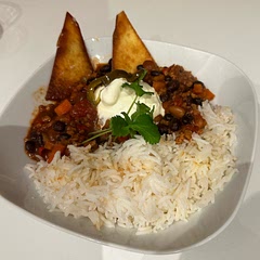 Used soya protein mince and a bit of (no sugar) cacao powder. I didn’t have any avocados, but served it with basmati rice, soured cream, jalapeños and fried tortilla chips.
